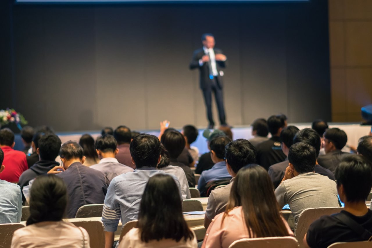 speaker-presenting-to-audience-at-a-business-confe-2026-01-05-22-52-14-utc