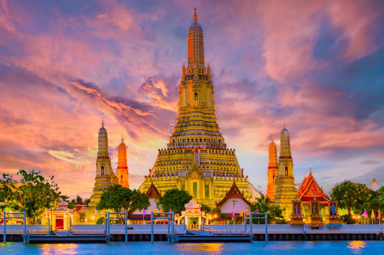 wat-arun-temple-bangkok-during-sunset-in-thailand-2026-03-17-21-34-57-utc